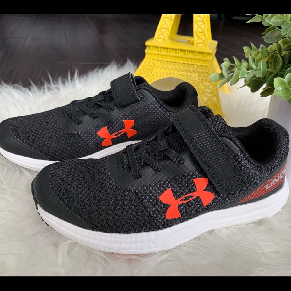 NEVER WORN 👟Under armor kids sneakers